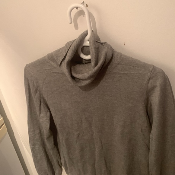 Fabulous Banana Republic Light Grey Turtleneck Soft  Luxury Blend SZ Small - Picture 2 of 5